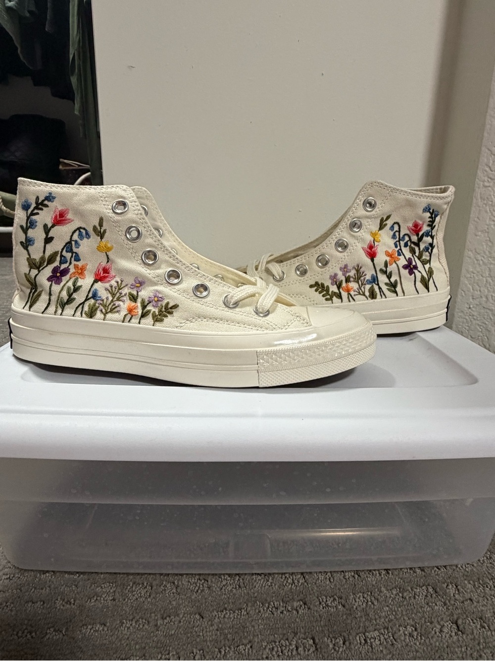 ✨NEVER WORN✨Embroidered Custom Converse Women’s Size 8
